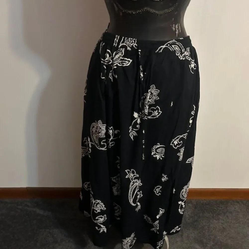 First Issue a Liz Claiborne Co Black/White Paisley drawstring skirt, size XL